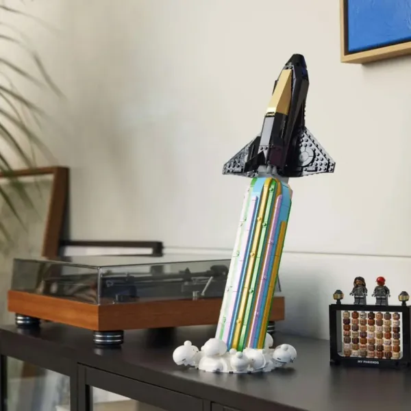Конструктор LEGO Icons Over the Moon з Фарреллом Вільямсом (10391)